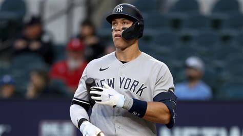 Yankees Notebook: Aaron Judge has mild hip strain, will stay off IL for now